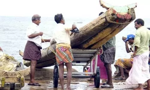 ചൂണ്ടക്കൊളുത്തിൽ മത്സ്യത്തൊഴിലാളികൾ;മത്സ്യഫെഡ് സബ്സിഡി വെട്ടിക്കുറച്ചു ചൂണ്ടക്കൊളുത്തിൽ മത്സ്യത്തൊഴിലാളികൾ;മത്സ്യഫെഡ് സബ്സിഡി വെട്ടിക്കുറച്ചു