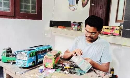 അക്ഷയ് സുരേഷ് മിനിയേച്ചർ രൂപങ്ങൾ നിർമിക്കുന്നു