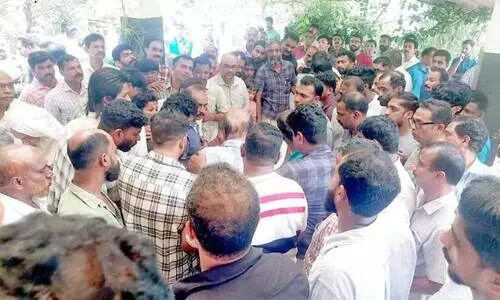 ആ​ദി​ൽ ഫ​ർ​ഹാ​ന്റെ മൃ​ത​ദേ​ഹം വീ​ട്ടി​ലെ​ത്തി​ച്ച​പ്പോ​ൾ അ​ന്ത്യാ​ഞ്ജ​ലി അ​ർ​പ്പി​ക്കാ​നെ​ത്തി​യ​വ​ർ