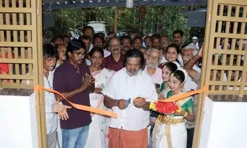 ബാ​ര അം​ബാ​പു​ര​ത്ത് നി​ർ​മി​ച്ച മൈ​ത്രി പ​ക​ൽ​വീ​ട് പ​ത്മ​ശ്രീ ജേതാവ് ചെ​റു​വ​യ​ൽ രാ​മ​ൻ ഉ​ദ്‌​ഘാ​ട​നം ചെ​യ്യു​ന്നു