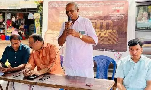 ജി​ല്ല ആ​ശു​പ​ത്രി​യി​ലേ​ക്ക് പാ​ത ഒ​രു​ക്ക​ണ​മെ​ന്ന് ആ​വ​ശ്യ​പ്പെ​ട്ട് എ​യിം​സ് കൂ​ട്ടാ​യ്മ ന​ട​ത്തി​യ ധ​ർ​ണ അ​ന​ന്ത​ൻ പെ​രു​മ്പ​ള ഉ​ദ്ഘാ​ട​നം ചെ​യ്യു​ന്നു