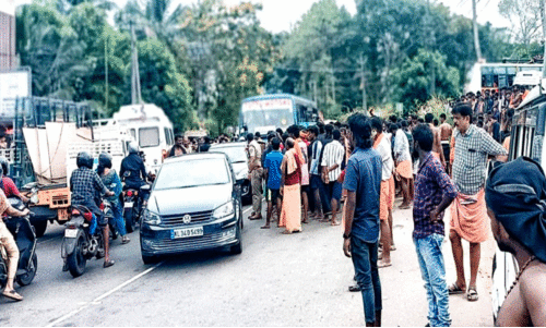 തീർഥാടക വാഹനങ്ങൾ  തടഞ്ഞിട്ടു: പ്രതിഷേധവുമായി  അയ്യപ്പഭക്തർ