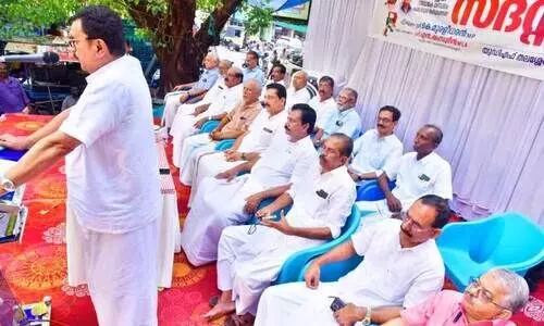 യു.ഡി.എഫ് തലശ്ശേരി നിയോജക മണ്ഡലം കമ്മിറ്റി സംഘടിപ്പിച്ച കുറ്റവിചാരണ സദസ്സ് കെ. മുരളീധരൻ എം.പി ഉദ്ഘാടനം ചെയ്യുന്നു.