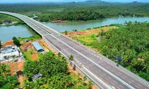 മാ​ഹി ബൈ​പാ​സ് ബാ​ല​ത്തി​ൽ പാ​ലം ഭാ​ഗം