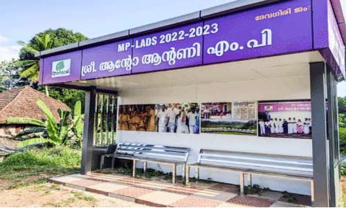 ദേവഗിരിയിലെ ബസ് കാത്തിരിപ്പുകേന്ദ്രം  ആർക്കുവേണ്ടി...?