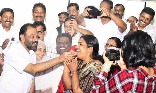 കോർപറേഷന്‍ മേയര്‍ സ്ഥാനം രാജിവെക്കുന്നതിന് മുമ്പ് കേക്ക് മുറിച്ച അഡ്വ. ടി.ഒ. മോഹനന്‍ ഭാര്യ വി.ആർ. പ്രീതക്ക് നൽകുന്നു. മകൾ അനഘ സമീപം.