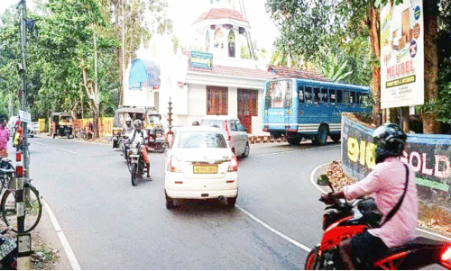 അധികാരികളുടെ അവഗണന; ആനപ്പാറക്കവലയിൽ അപകടം ഒഴിയുന്നില്ല