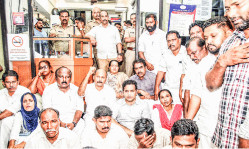 കോൺഗ്രസ് പൊലീസ് സ്റ്റേഷൻ ഉപരോധിച്ചു; പാലാരിവട്ടത്ത്​ സംഘർഷം