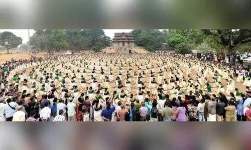 പ്ര​ധാ​ന​മ​ന്ത്രി ന​രേ​ന്ദ്ര​മോ​ദി​യെ വ​ര​വേ​ൽ​ക്കാ​നാ​യി തെ​ക്കേ​ഗോ​പു​ര​ന​ട​യി​ൽ ര​ണ്ടാ​യി​ര​ത്തോ​ളം വ​നി​ത​ക​ൾ അ​ണി​നി​ര​ന്ന മെ​ഗാ തി​രു​വാ​തി​ര -ടി.​എ​ച്ച് ജ​ദീ​ർ