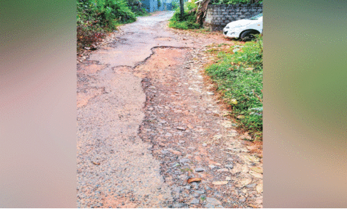 പടിഞ്ഞാറൻ മുറി മില്ലേനിയം റോഡിലേക്ക് ഓട്ടോറിക്ഷ പോലും വരില്ല