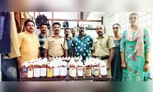 അ​റ​സ്റ്റി​ലാ​യ പു​ഷ്പാ​ക​ര​നുമായി എ​ക്സൈ​സ് സം​ഘ​ം