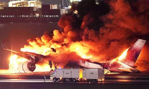 ജപ്പാനിൽ വിമാനങ്ങൾ കൂട്ടിയിടിച്ച് തീപിടിച്ചു, അഞ്ചു മരണം; 379 യാത്രക്കാരെ രക്ഷപ്പെടുത്തി