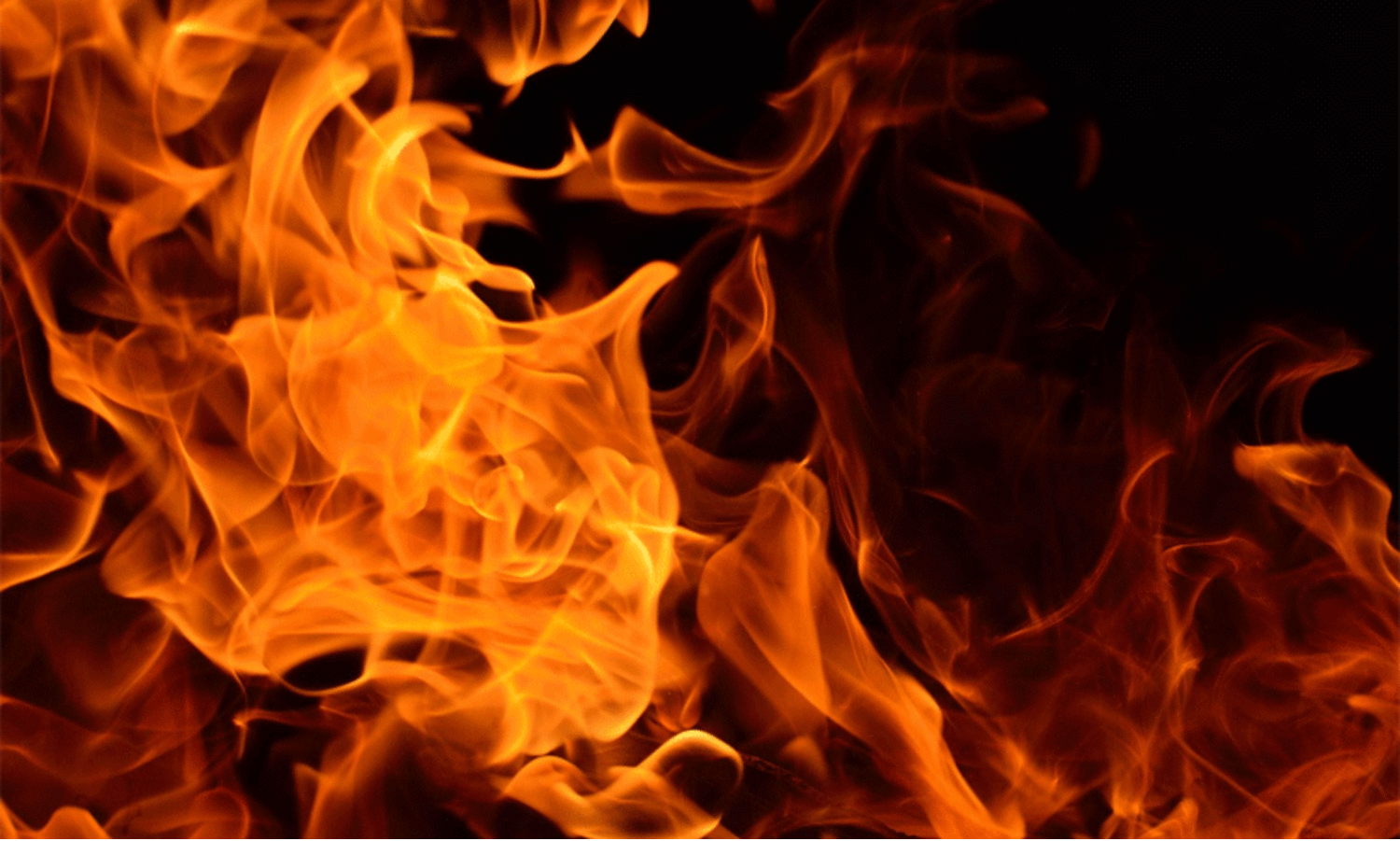 പരവൂർ തീപിടിത്തം; തീയണച്ചെങ്കിലും പ്രദേശമാകെ പുകയും രൂക്ഷഗന്ധവും