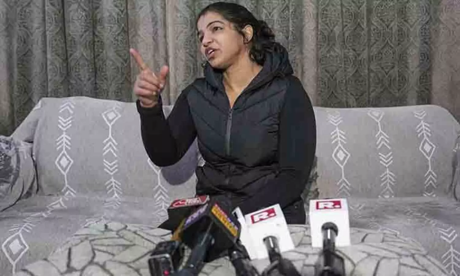 ബ്രിജ് ഭൂഷന്റെ ആളുകൾ എന്റെ അമ്മയെ ഭീഷണിപ്പെടുത്തുന്നു; അനുഭവിക്കുന്നത് വലിയ മാനസിക സമ്മർദം -സാക്ഷി മാലിക്