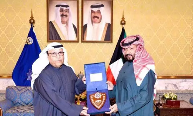 വിരമിച്ച ഉദ്യോഗസ്ഥനെ ആഭ്യന്തര മന്ത്രി ആദരിച്ചു വിരമിച്ച ഉദ്യോഗസ്ഥനെ ആഭ്യന്തര മന്ത്രി ആദരിച്ചു