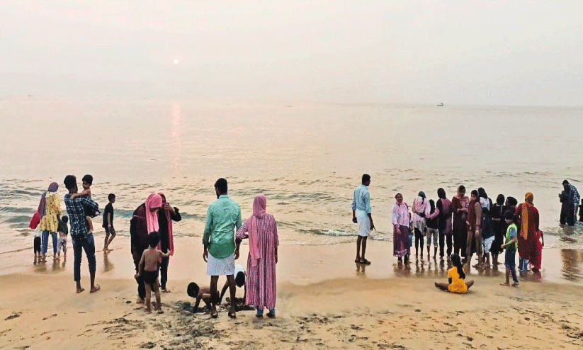 കടലിൽ പട്ടം പറത്താൻ പടിഞ്ഞാറെക്കര പെർഫക്ട് ഒ.കെ കടലിൽ പട്ടം പറത്താൻ പടിഞ്ഞാറെക്കര പെർഫക്ട് ഒ.കെ