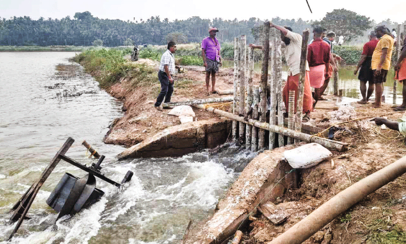 പൂഴിക്കോൾ ബണ്ട് കടവിലെ പെട്ടിമ്പറ തകർന്നു; ലക്ഷങ്ങളുടെ നഷ്ടം