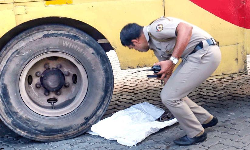 അപകടക്കെണിയൊരുക്കി കെ.എസ്.ആർ.ടി.സി സ്റ്റാൻഡ്, സുരക്ഷയൊരുക്കാതെ അധികൃതരും അപകടക്കെണിയൊരുക്കി കെ.എസ്.ആർ.ടി.സി സ്റ്റാൻഡ്, സുരക്ഷയൊരുക്കാതെ അധികൃതരും
