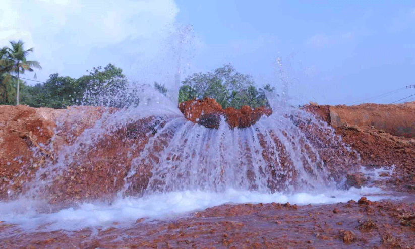 ജല അതോറിറ്റിയുടെ പൈപ്പ് ലൈൻ പൊട്ടി, തീരദേശത്ത് കുടിവെള്ളം മുട്ടി ജല അതോറിറ്റിയുടെ പൈപ്പ് ലൈൻ പൊട്ടി, തീരദേശത്ത് കുടിവെള്ളം മുട്ടി