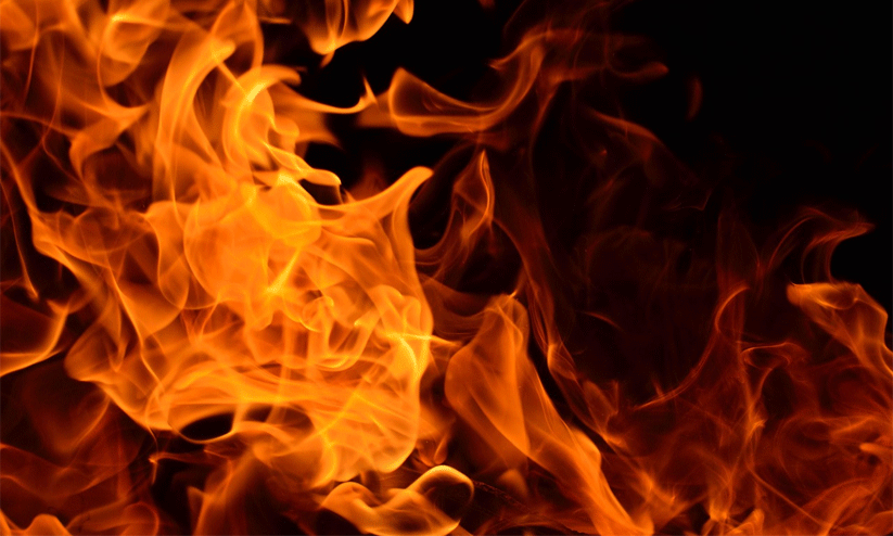 പരവൂർ തീപിടിത്തം; തീയണച്ചെങ്കിലും പ്രദേശമാകെ പുകയും രൂക്ഷഗന്ധവും