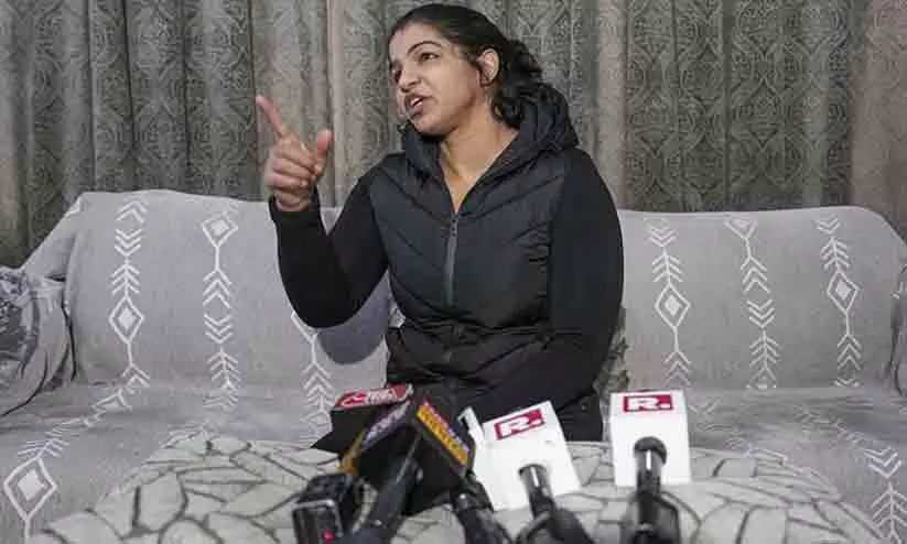 ബ്രിജ് ഭൂഷന്റെ ആളുകൾ എന്റെ അമ്മയെ ഭീഷണിപ്പെടുത്തുന്നു; അനുഭവിക്കുന്നത് വലിയ മാനസിക സമ്മർദം -സാക്ഷി മാലിക്