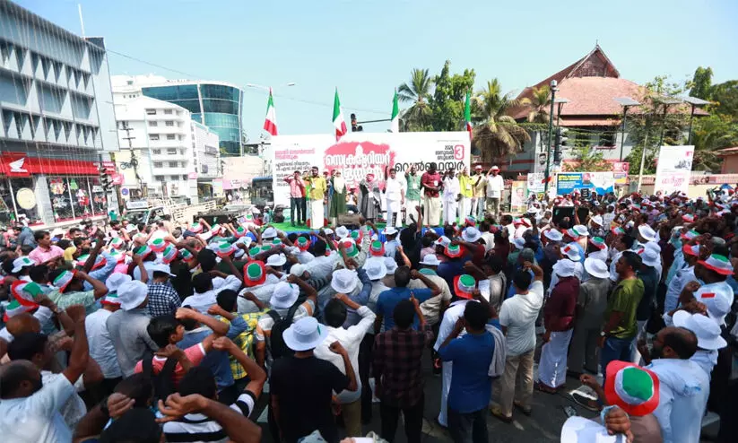 ‘ജാതി സെൻസസ് നടപ്പാക്കണം’; സംവരണ-പിന്നാക്ക സമുദായങ്ങളുടെ ഐക്യവേദിയായി വെൽഫെയർ പാർട്ടി സെക്രട്ടേറിയറ്റ് വളയൽ സമരം ‘ജാതി സെൻസസ് നടപ്പാക്കണം’; സംവരണ-പിന്നാക്ക സമുദായങ്ങളുടെ ഐക്യവേദിയായി വെൽഫെയർ പാർട്ടി സെക്രട്ടേറിയറ്റ് വളയൽ സമരം