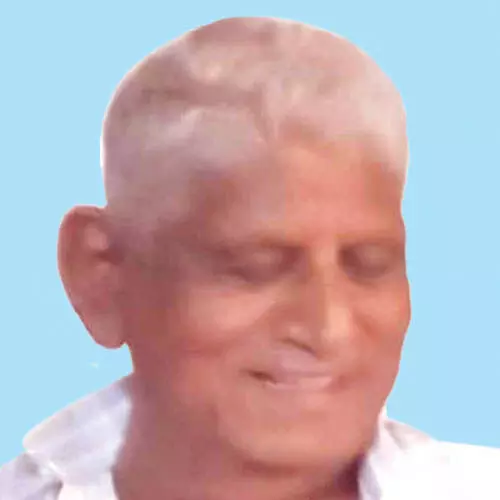 കാ​ർ മ​ര​ത്തി​ലി​ടി​ച്ച് വ​യോ​ധി​ക​ൻ മ​രി​ച്ചു