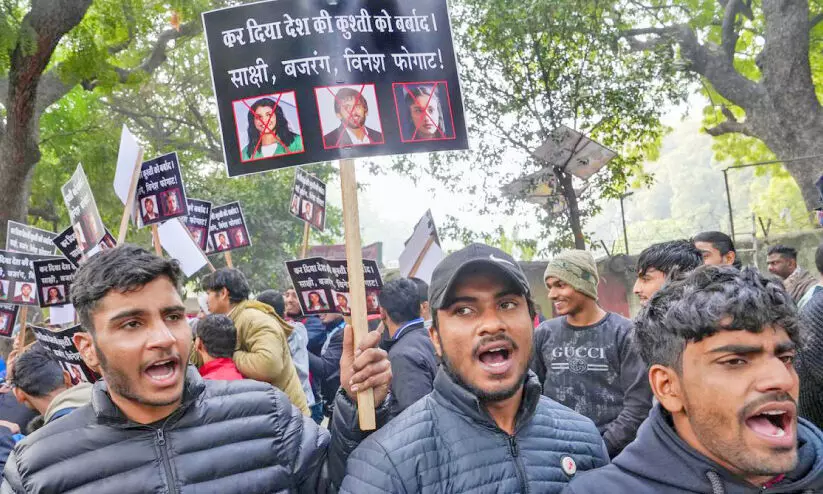 വിനേഷിനും സാക്ഷിക്കുമെതിരെ ജൂനിയർ താരങ്ങൾ