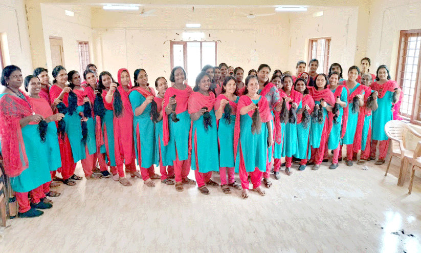 കേ​ശ​ദാ​നം ന​ട​ത്തി​യ ഹ​രി​ത​ ക​ർ​മസേ​നാം​ഗ​ങ്ങ​ൾ