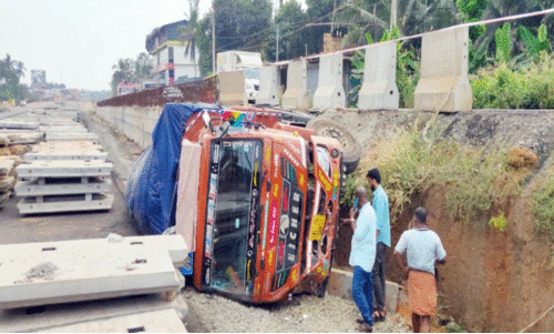 ദേശീയപാതയിൽ ലോറി മറിഞ്ഞു