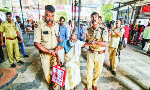 പ​ത്ത​നം​തി​ട്ട ജ​ന​റ​ൽ ആ​ശു​പ​ത്രി​യി​ൽ  സീലിങ്​ ഇളകി വീണു