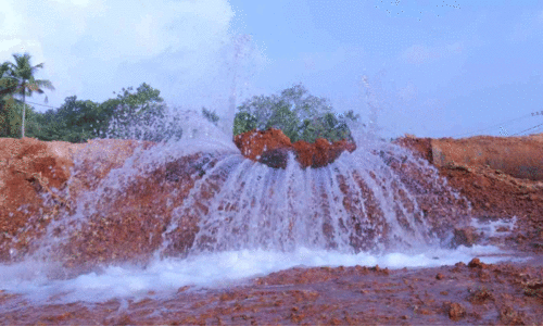 ജല അതോറിറ്റിയുടെ പൈപ്പ് ലൈൻ പൊട്ടി, തീരദേശത്ത് കുടിവെള്ളം മുട്ടി ജല അതോറിറ്റിയുടെ പൈപ്പ് ലൈൻ പൊട്ടി, തീരദേശത്ത് കുടിവെള്ളം മുട്ടി