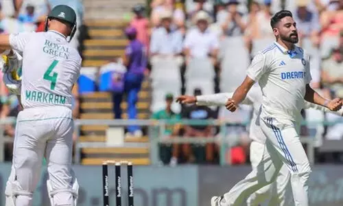 തുടക്കം ‘തകർത്തു’; ദക്ഷിണാഫ്രിക്കൻ മുൻനിരയെ എറിഞ്ഞിട്ട് സിറാജ് തുടക്കം ‘തകർത്തു’; ദക്ഷിണാഫ്രിക്കൻ മുൻനിരയെ എറിഞ്ഞിട്ട് സിറാജ്