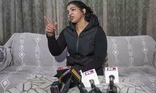 ബ്രിജ് ഭൂഷന്റെ ആളുകൾ എന്റെ അമ്മയെ ഭീഷണിപ്പെടുത്തുന്നു; അനുഭവിക്കുന്നത് വലിയ മാനസിക സമ്മർദം -സാക്ഷി മാലിക് ബ്രിജ് ഭൂഷന്റെ ആളുകൾ എന്റെ അമ്മയെ ഭീഷണിപ്പെടുത്തുന്നു; അനുഭവിക്കുന്നത് വലിയ മാനസിക സമ്മർദം -സാക്ഷി മാലിക്