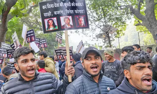 വിനേഷിനും സാക്ഷിക്കുമെതിരെ ജൂനിയർ താരങ്ങൾ വിനേഷിനും സാക്ഷിക്കുമെതിരെ ജൂനിയർ താരങ്ങൾ