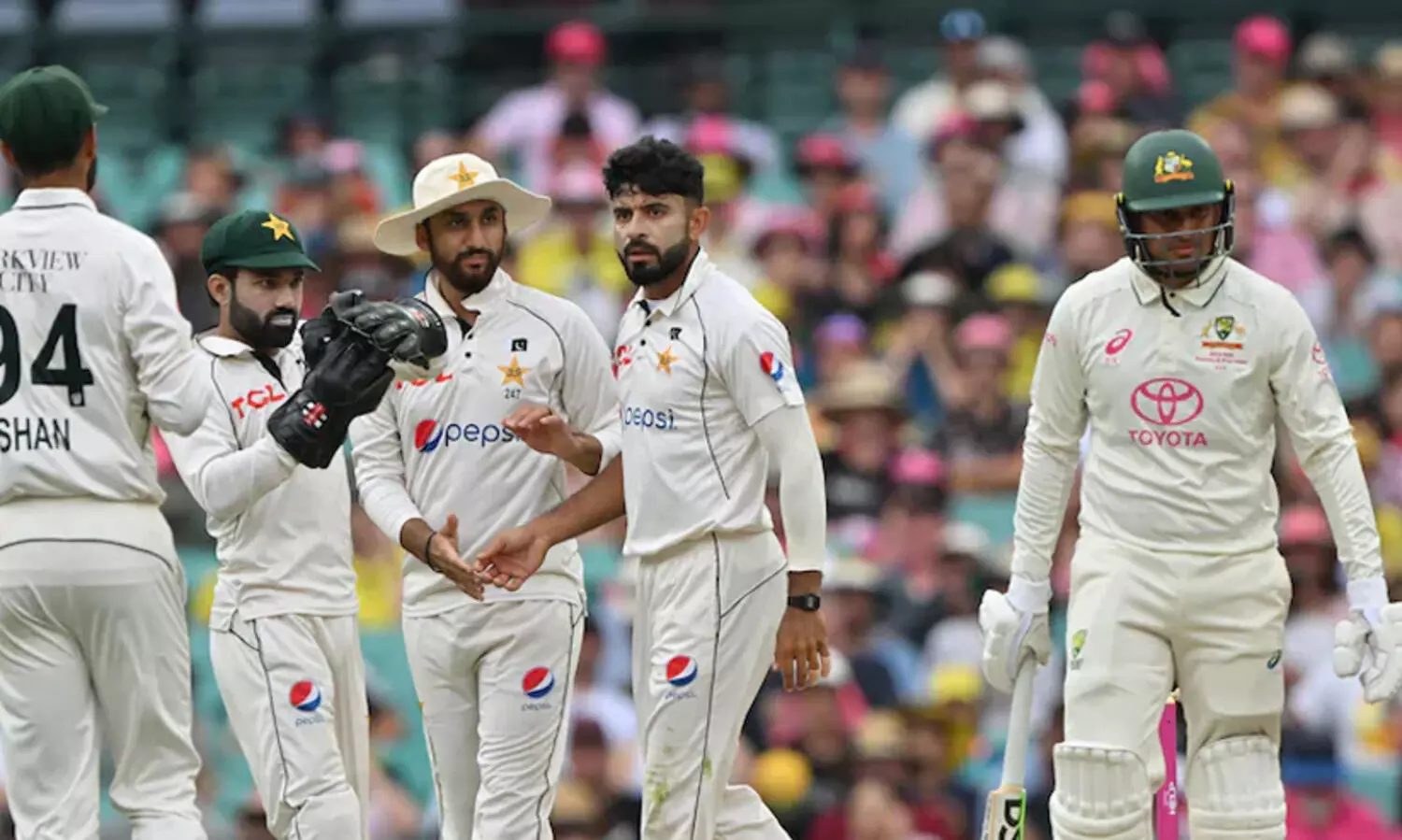 ആസ്ട്രേലിയക്ക് ഭേദപ്പെട്ട തുടക്കം; വില്ലനായി വെളിച്ചക്കുറവ്