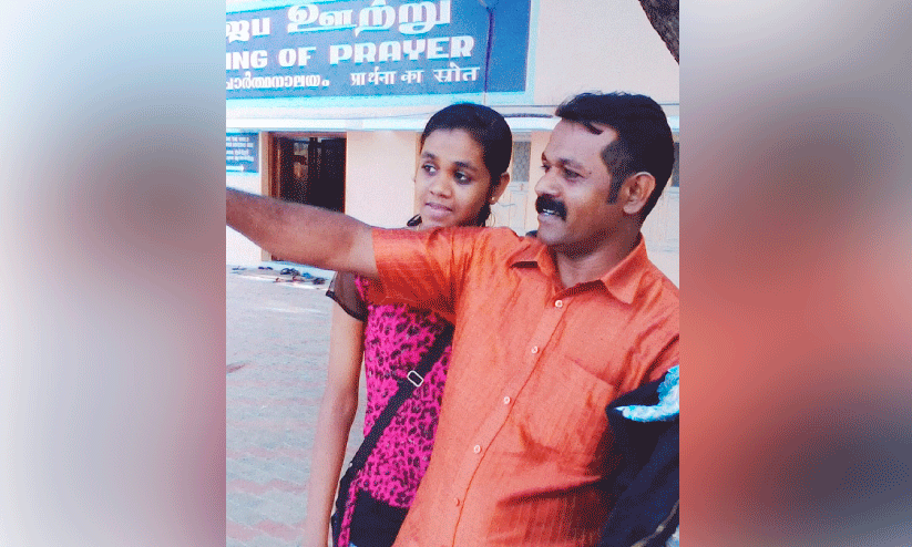 ഓർമത്തട്ടിൽ ‘നുന്നുമോൾ’; റോയിക്ക് ഇക്കൊല്ലം കണ്ണീരുത്സവം ഓർമത്തട്ടിൽ ‘നുന്നുമോൾ’; റോയിക്ക് ഇക്കൊല്ലം കണ്ണീരുത്സവം