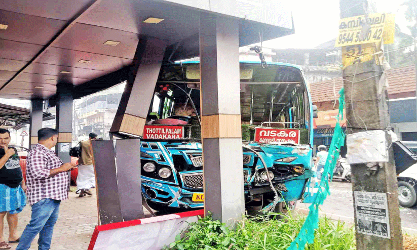 വടകരയിൽ ബസപകടത്തിൽ 19 പേർക്ക് പരിക്കേറ്റു വടകരയിൽ ബസപകടത്തിൽ 19 പേർക്ക് പരിക്കേറ്റു