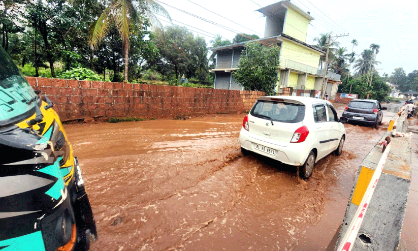 ഒറ്റമഴ; ചളിക്കുളമായി ദേശീയപാത