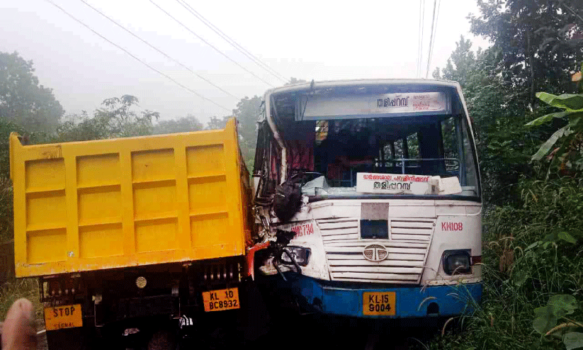 ടിപ്പർ ലോറി കെ.എസ്.ആർ.ടി.സിയിലിടിച്ച് അഞ്ചുപേർക്ക് പരിക്ക് ടിപ്പർ ലോറി കെ.എസ്.ആർ.ടി.സിയിലിടിച്ച് അഞ്ചുപേർക്ക് പരിക്ക്