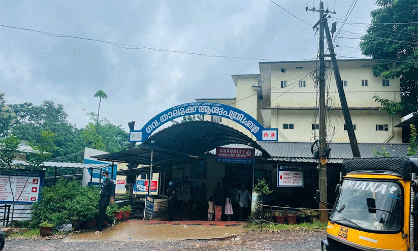 പേരാവൂർ താലൂക്ക് ആശുപത്രിയിൽ ഡോക്ടർമാർ കൂട്ട അവധിയിൽ: രോഗികൾ ദുരിതത്തിൽ പേരാവൂർ താലൂക്ക് ആശുപത്രിയിൽ ഡോക്ടർമാർ കൂട്ട അവധിയിൽ: രോഗികൾ ദുരിതത്തിൽ