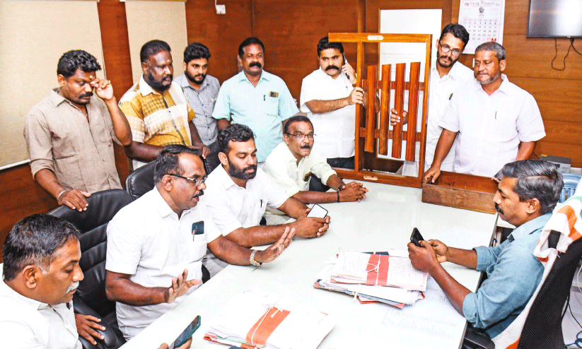 പാ​ല​ക്കാ​ട് ന​ഗ​ര​സ​ഭ​യി​ൽ ക​ട്ടി​ൽ വി​വാ​ദം; സെ​ക്ര​ട്ട​റി​യെ ഉ​പ​രോ​ധി​ച്ചു