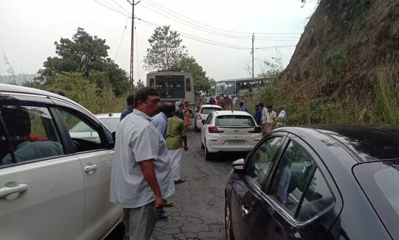 പാൽചുരം പാതയിൽ ബസ് കുടുങ്ങി; ഗതാഗത തടസ്സം