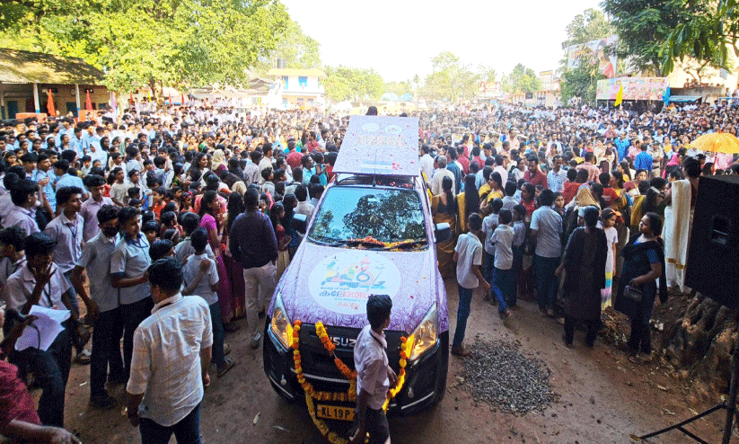സ്വർണക്കപ്പിന് വിളംബരനാടിന്റെ വരവേല്‍പ്പ്