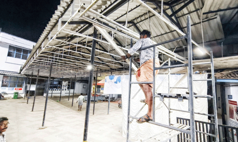 പത്തനംതിട്ട ജനറൽ ആശുപത്രിയിലെ അവശേഷിച്ച സീലിങ്ങും ഇളക്കി മാറ്റി പത്തനംതിട്ട ജനറൽ ആശുപത്രിയിലെ അവശേഷിച്ച സീലിങ്ങും ഇളക്കി മാറ്റി