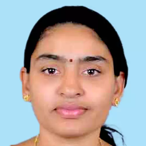 നാ​യ് കു​റു​കെ ചാ​ടി; വീ​ട്ട​മ്മ ബൈ​ക്കി​ൽ നി​ന്ന് വീ​ണ് മ​രി​ച്ചു