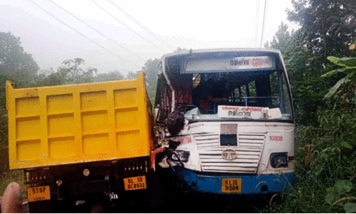 ടിപ്പർ ലോറി കെ.എസ്.ആർ.ടി.സിയിലിടിച്ച് അഞ്ചുപേർക്ക് പരിക്ക്