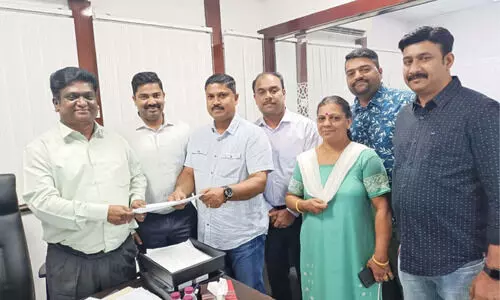 ഇ​ന്ത്യ​ൻ സ്കൂ​ളു​ക​ളി​ലെ ആ​ശ​ങ്ക​ക​ൾ പ​രി​ഹ​രി​ച്ചി​ല്ല; ബോ​ർ​ഡ് ചെ​യ​ർ​മാ​ന് വീ​ണ്ടും നി​വേ​ദ​ന​വു​മാ​യി ര​ക്ഷി​താ​ക്ക​ൾ