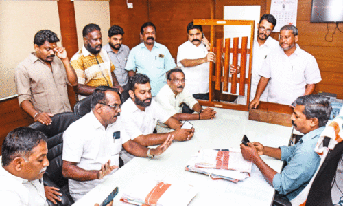 പാ​ല​ക്കാ​ട് ന​ഗ​ര​സ​ഭ​യി​ൽ ക​ട്ടി​ൽ വി​വാ​ദം; സെ​ക്ര​ട്ട​റി​യെ ഉ​പ​രോ​ധി​ച്ചു