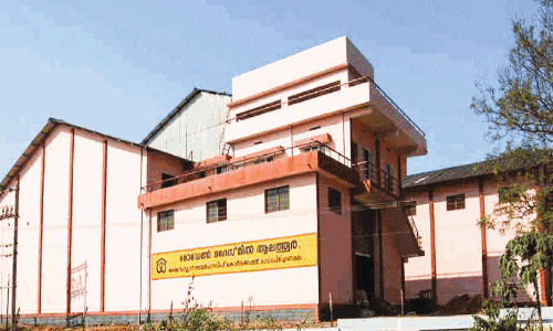 സ​ർ​ക്കാ​ർ മി​ല്ല് പൂ​ട്ടി​ക്കി​ട​ക്കു​ന്നു;  നെ​ല്ലെ​ടു​ക്കാ​ൻ സ്വ​കാ​ര്യ മി​ല്ലു​ക​ളു​ടെ പി​റ​കെ